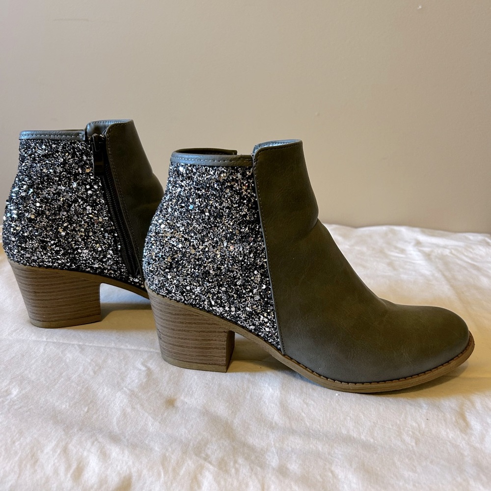 Ladies TG boutique sparkle glitter gray ankle boots/ booties size 9